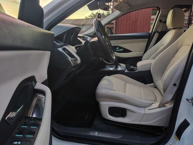 Білий Ягуар Ф-Пейс, об'ємом двигуна 2 л та пробігом 117 тис. км за 17921 $, фото 8 на Automoto.ua