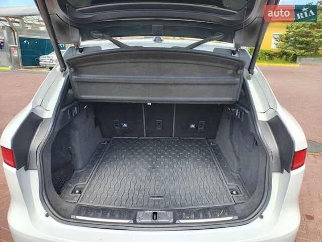 Белый Ягуар Ф-Пейс, объемом двигателя 2 л и пробегом 93 тыс. км за 19900 $, фото 14 на Automoto.ua