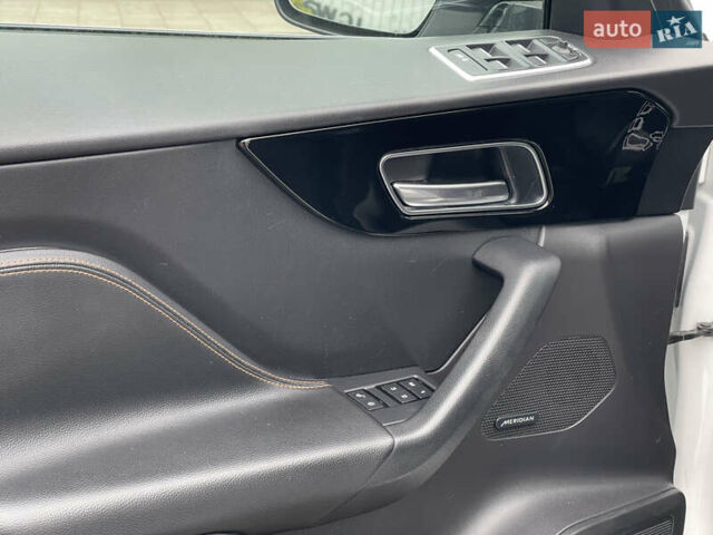 Білий Ягуар Ф-Пейс, об'ємом двигуна 2 л та пробігом 106 тис. км за 28000 $, фото 12 на Automoto.ua