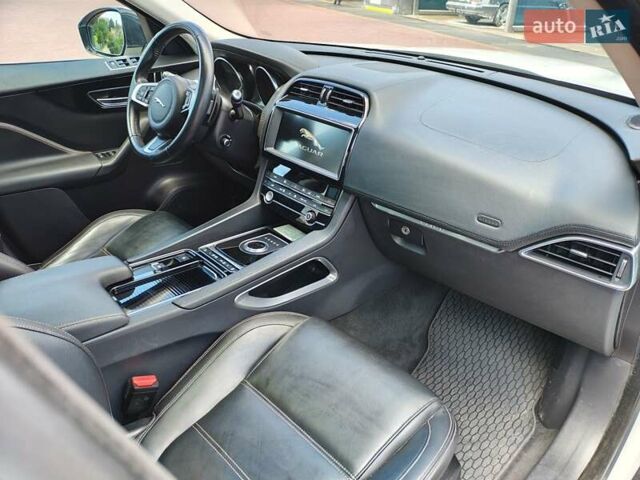 Белый Ягуар Ф-Пейс, объемом двигателя 2 л и пробегом 93 тыс. км за 19900 $, фото 16 на Automoto.ua