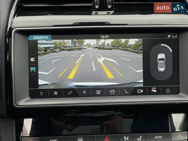 Білий Ягуар Ф-Пейс, об'ємом двигуна 2 л та пробігом 106 тис. км за 28000 $, фото 27 на Automoto.ua