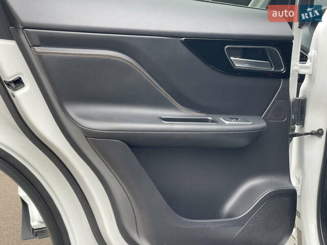 Білий Ягуар Ф-Пейс, об'ємом двигуна 2 л та пробігом 106 тис. км за 28000 $, фото 15 на Automoto.ua