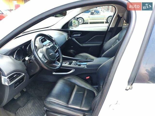 Белый Ягуар Ф-Пейс, объемом двигателя 2 л и пробегом 93 тыс. км за 19900 $, фото 20 на Automoto.ua