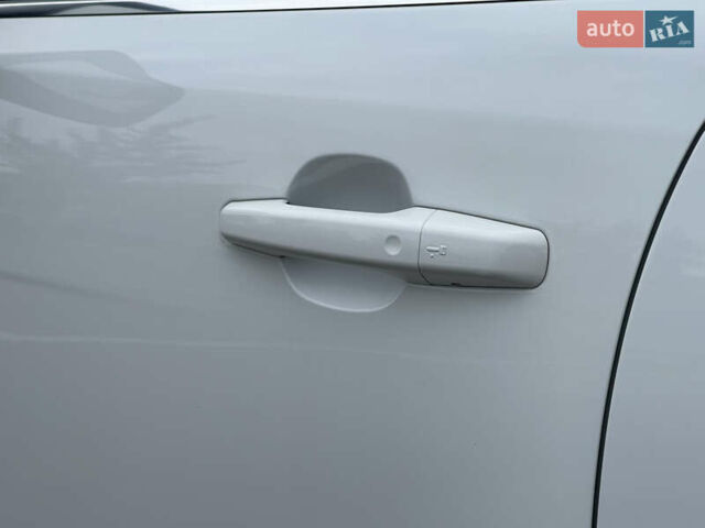 Білий Ягуар Ф-Пейс, об'ємом двигуна 2 л та пробігом 106 тис. км за 28000 $, фото 9 на Automoto.ua