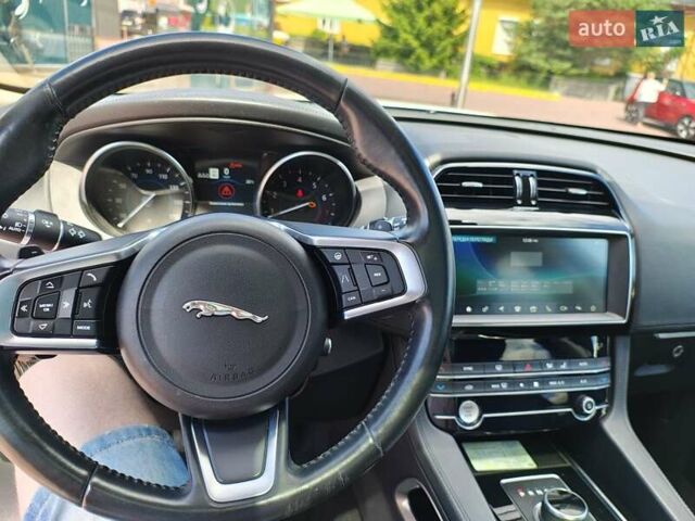 Белый Ягуар Ф-Пейс, объемом двигателя 2 л и пробегом 93 тыс. км за 19900 $, фото 21 на Automoto.ua