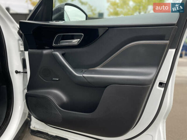 Білий Ягуар Ф-Пейс, об'ємом двигуна 2 л та пробігом 106 тис. км за 28000 $, фото 17 на Automoto.ua