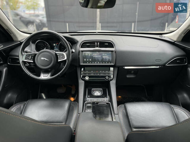 Білий Ягуар Ф-Пейс, об'ємом двигуна 2 л та пробігом 106 тис. км за 28000 $, фото 19 на Automoto.ua