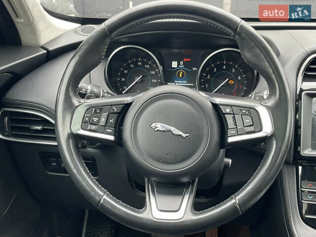 Білий Ягуар Ф-Пейс, об'ємом двигуна 2 л та пробігом 106 тис. км за 28000 $, фото 21 на Automoto.ua
