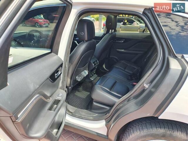 Белый Ягуар Ф-Пейс, объемом двигателя 2 л и пробегом 93 тыс. км за 19900 $, фото 12 на Automoto.ua