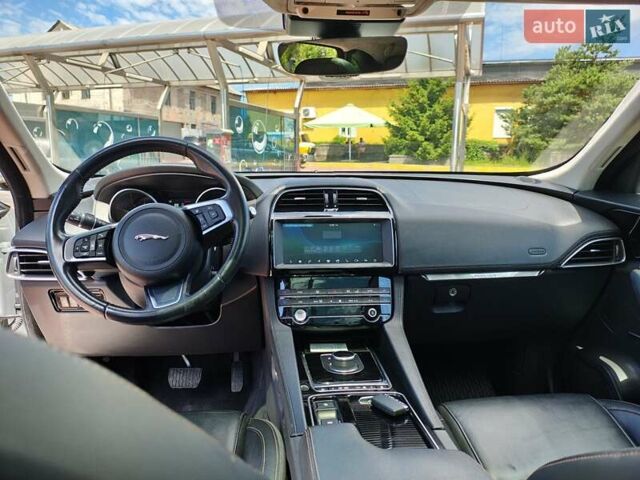 Белый Ягуар Ф-Пейс, объемом двигателя 2 л и пробегом 93 тыс. км за 19900 $, фото 22 на Automoto.ua