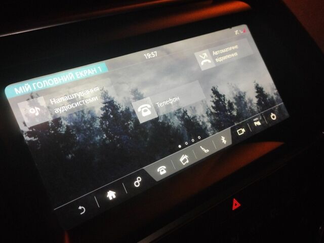 Білий Ягуар Ф-Пейс, об'ємом двигуна 2 л та пробігом 117 тис. км за 17921 $, фото 9 на Automoto.ua