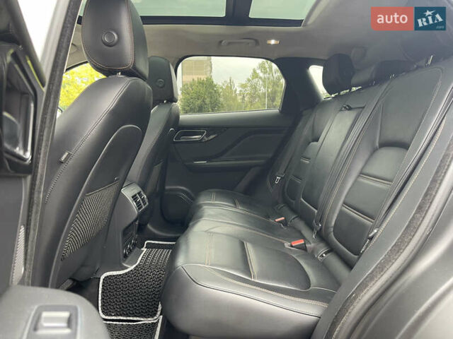 Білий Ягуар Ф-Пейс, об'ємом двигуна 2 л та пробігом 106 тис. км за 28000 $, фото 16 на Automoto.ua