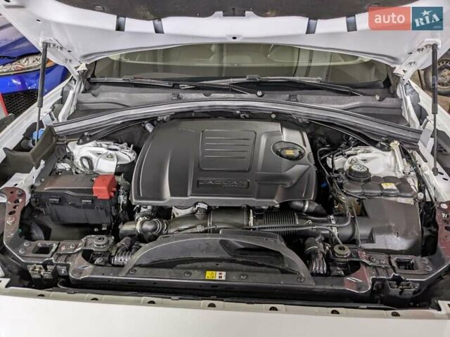 Белый Ягуар Ф-Пейс, объемом двигателя 2 л и пробегом 93 тыс. км за 19900 $, фото 2 на Automoto.ua
