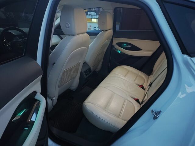 Білий Ягуар Ф-Пейс, об'ємом двигуна 2 л та пробігом 117 тис. км за 17921 $, фото 6 на Automoto.ua