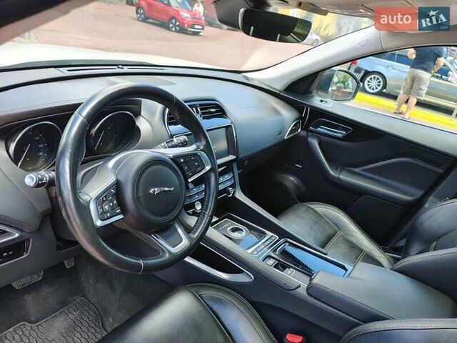 Белый Ягуар Ф-Пейс, объемом двигателя 2 л и пробегом 93 тыс. км за 19900 $, фото 18 на Automoto.ua