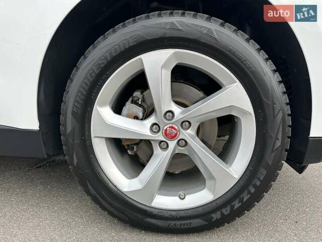 Білий Ягуар Ф-Пейс, об'ємом двигуна 2 л та пробігом 106 тис. км за 29900 $, фото 13 на Automoto.ua