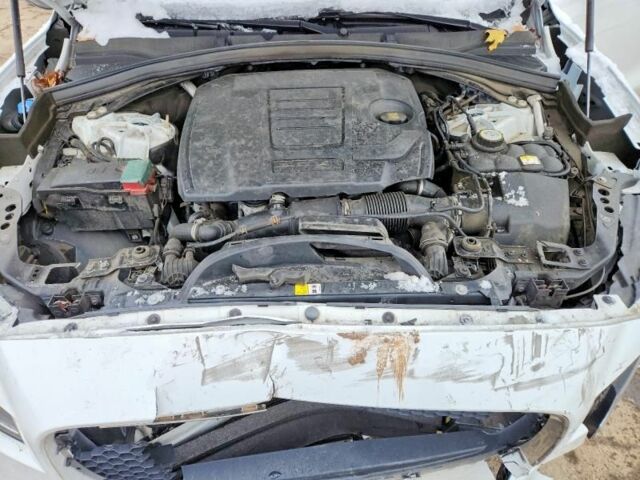 Белый Ягуар Ф-Пейс, объемом двигателя 2 л и пробегом 97 тыс. км за 11200 $, фото 8 на Automoto.ua