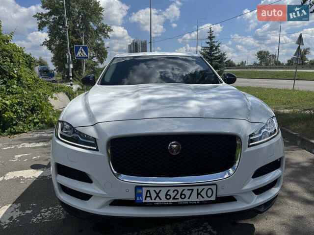 Білий Ягуар Ф-Пейс, об'ємом двигуна 2 л та пробігом 33 тис. км за 36999 $, фото 2 на Automoto.ua