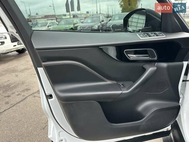 Білий Ягуар Ф-Пейс, об'ємом двигуна 2 л та пробігом 106 тис. км за 29900 $, фото 16 на Automoto.ua