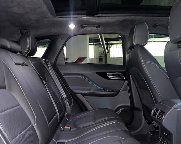 Белый Ягуар Ф-Пейс, объемом двигателя 3 л и пробегом 27 тыс. км за 29300 $, фото 25 на Automoto.ua