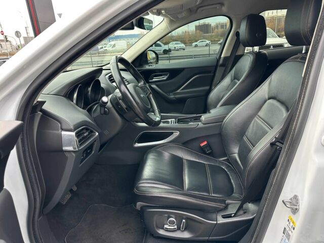 Белый Ягуар Ф-Пейс, объемом двигателя 2 л и пробегом 106 тыс. км за 29900 $, фото 11 на Automoto.ua