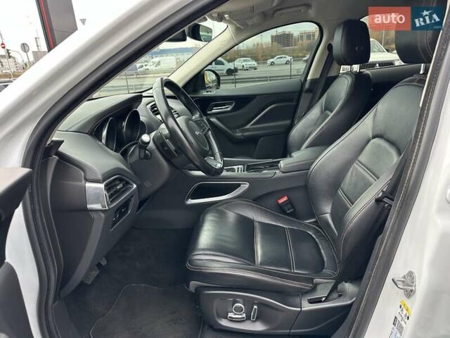 Білий Ягуар Ф-Пейс, об'ємом двигуна 2 л та пробігом 106 тис. км за 29900 $, фото 18 на Automoto.ua