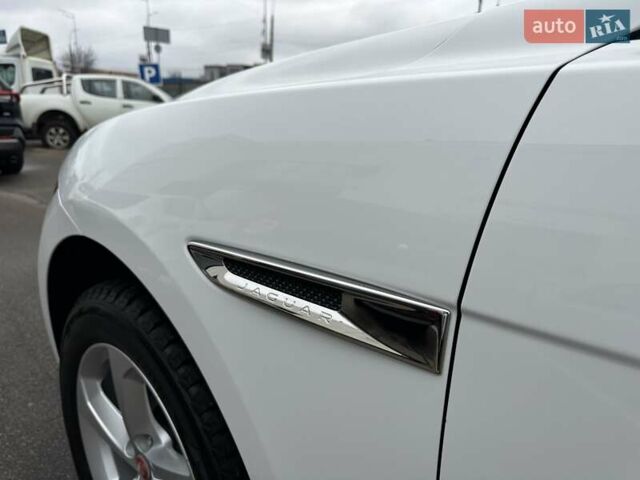 Білий Ягуар Ф-Пейс, об'ємом двигуна 2 л та пробігом 106 тис. км за 29900 $, фото 15 на Automoto.ua