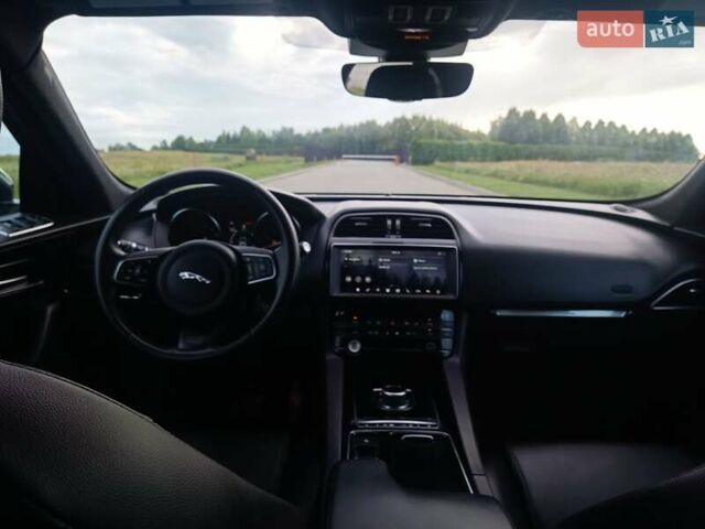 Білий Ягуар Ф-Пейс, об'ємом двигуна 2 л та пробігом 129 тис. км за 26200 $, фото 35 на Automoto.ua