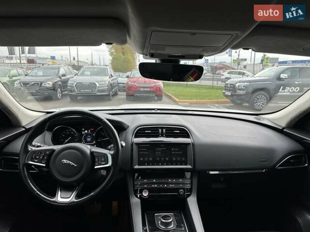 Білий Ягуар Ф-Пейс, об'ємом двигуна 2 л та пробігом 106 тис. км за 29900 $, фото 19 на Automoto.ua