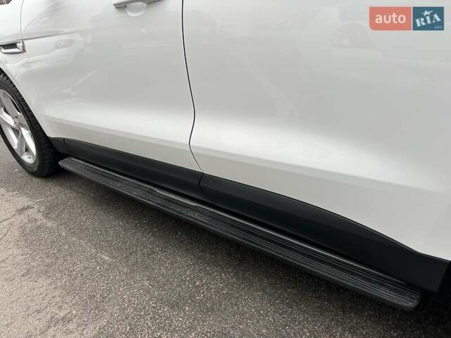 Білий Ягуар Ф-Пейс, об'ємом двигуна 2 л та пробігом 106 тис. км за 29900 $, фото 14 на Automoto.ua