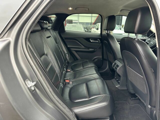 Белый Ягуар Ф-Пейс, объемом двигателя 2 л и пробегом 106 тыс. км за 29900 $, фото 17 на Automoto.ua