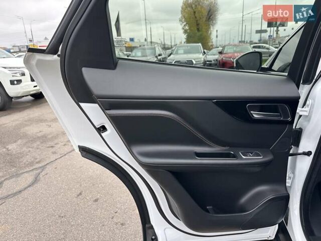 Білий Ягуар Ф-Пейс, об'ємом двигуна 2 л та пробігом 106 тис. км за 29900 $, фото 34 на Automoto.ua