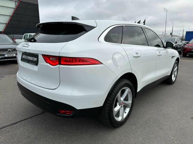 Белый Ягуар Ф-Пейс, объемом двигателя 2 л и пробегом 106 тыс. км за 29900 $, фото 6 на Automoto.ua