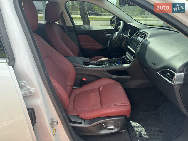 Белый Ягуар Ф-Пейс, объемом двигателя 2 л и пробегом 35 тыс. км за 35500 $, фото 26 на Automoto.ua