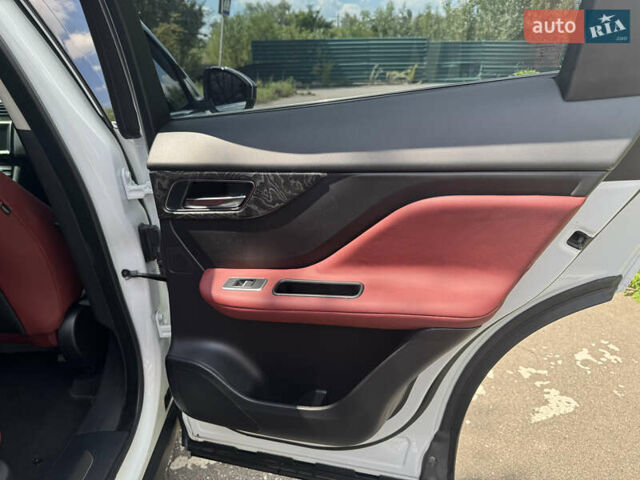 Белый Ягуар Ф-Пейс, объемом двигателя 2 л и пробегом 35 тыс. км за 35500 $, фото 28 на Automoto.ua