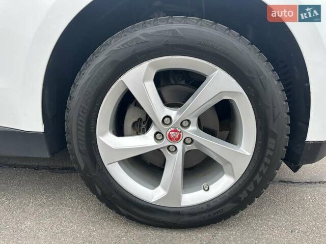 Білий Ягуар Ф-Пейс, об'ємом двигуна 2 л та пробігом 106 тис. км за 29900 $, фото 12 на Automoto.ua