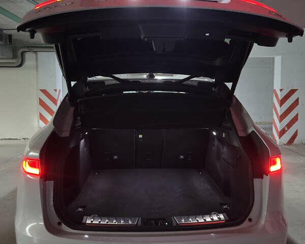 Белый Ягуар Ф-Пейс, объемом двигателя 3 л и пробегом 27 тыс. км за 29300 $, фото 24 на Automoto.ua