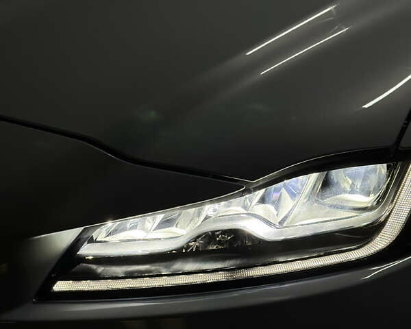 Белый Ягуар Ф-Пейс, объемом двигателя 3 л и пробегом 27 тыс. км за 29300 $, фото 17 на Automoto.ua