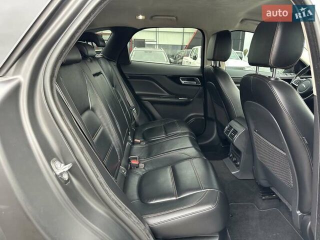 Білий Ягуар Ф-Пейс, об'ємом двигуна 2 л та пробігом 106 тис. км за 29900 $, фото 35 на Automoto.ua