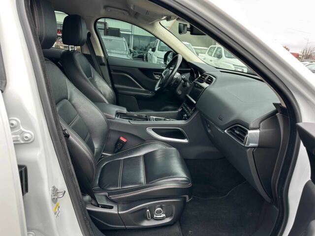 Белый Ягуар Ф-Пейс, объемом двигателя 2 л и пробегом 106 тыс. км за 29900 $, фото 16 на Automoto.ua