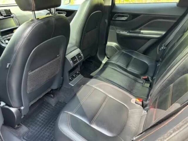 Белый Ягуар Ф-Пейс, объемом двигателя 3 л и пробегом 94 тыс. км за 18300 $, фото 10 на Automoto.ua