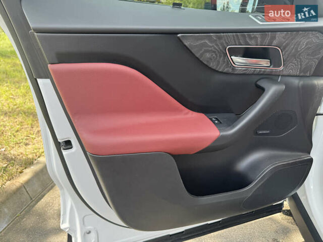 Белый Ягуар Ф-Пейс, объемом двигателя 2 л и пробегом 35 тыс. км за 35500 $, фото 23 на Automoto.ua