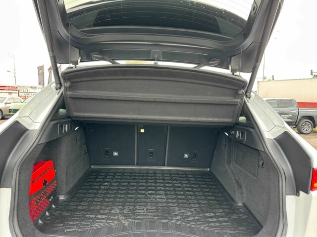 Белый Ягуар Ф-Пейс, объемом двигателя 2 л и пробегом 106 тыс. км за 29900 $, фото 8 на Automoto.ua