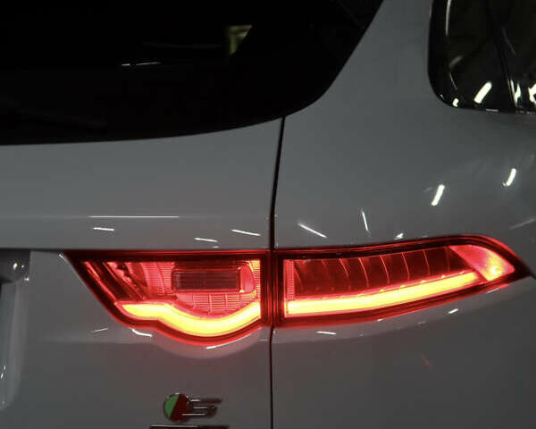 Белый Ягуар Ф-Пейс, объемом двигателя 3 л и пробегом 27 тыс. км за 29300 $, фото 3 на Automoto.ua