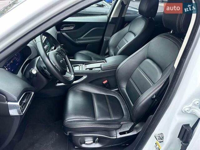Білий Ягуар Ф-Пейс, об'ємом двигуна 2 л та пробігом 68 тис. км за 36000 $, фото 12 на Automoto.ua