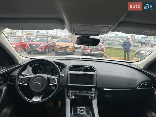 Білий Ягуар Ф-Пейс, об'ємом двигуна 2 л та пробігом 106 тис. км за 29900 $, фото 17 на Automoto.ua
