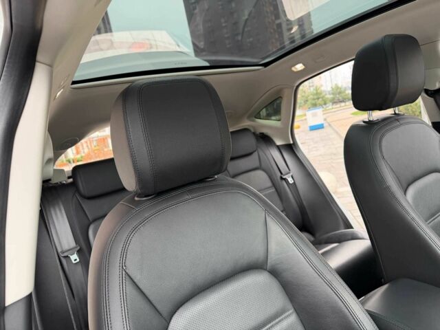 Белый Ягуар Ф-Пейс, объемом двигателя 2 л и пробегом 42 тыс. км за 27999 $, фото 3 на Automoto.ua