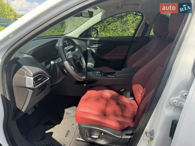 Белый Ягуар Ф-Пейс, объемом двигателя 2 л и пробегом 35 тыс. км за 35500 $, фото 24 на Automoto.ua