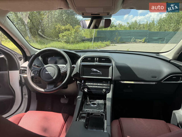 Белый Ягуар Ф-Пейс, объемом двигателя 2 л и пробегом 35 тыс. км за 35500 $, фото 29 на Automoto.ua