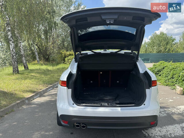 Білий Ягуар Ф-Пейс, об'ємом двигуна 2 л та пробігом 33 тис. км за 36999 $, фото 12 на Automoto.ua